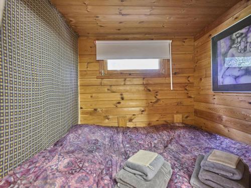 a room with a bed in a log cabin at Zee van tijd in Kasterlee