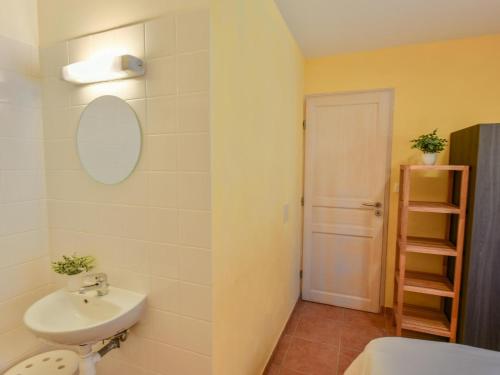 a bathroom with a sink and a mirror at Lac Bleu huis nr 13 in Lacapelle-Marival