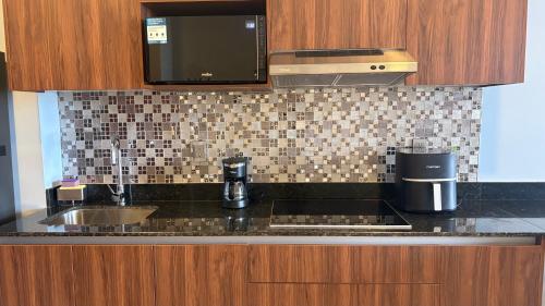 a kitchen with a sink and a microwave at San Francisco Cancun in Cancún