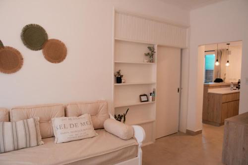 a living room with a couch and a kitchen at Epoca in Tandil