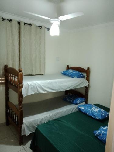 a bedroom with two bunk beds and a window at Ap Simples arc, bem localizado confortável e aconchegante, 2 quartos in Araçatuba