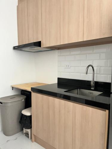 eine Küche mit Spüle und Arbeitsplatte in der Unterkunft Luxee Haven in Manila