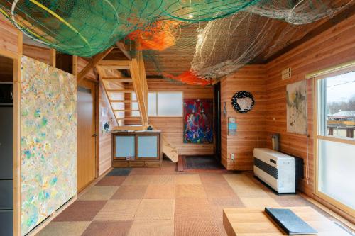a room with wooden walls and a ceiling with a painting at Kussharoko Artemina Gahaku in Teshikaga