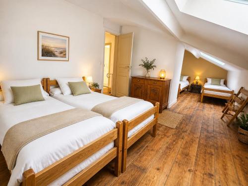 a bedroom with two beds and a desk at Élégance et nature votre refuge entre mer et forêt in Vielle-Saint-Girons