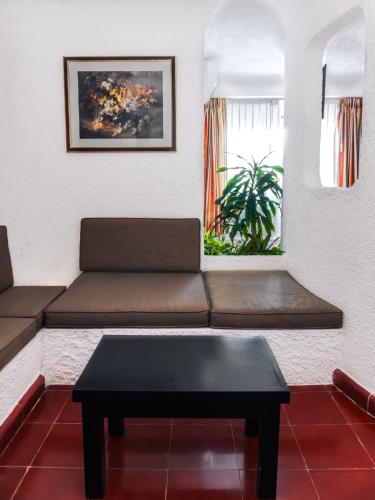 a living room with a couch and a coffee table at Hotel Antillano Cancun in Cancún