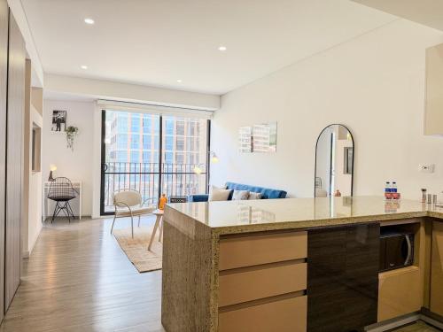 a kitchen with a counter and a living room at Loft Design Centro Internacional Bogotá in Bogotá