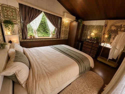 ein Schlafzimmer mit einem großen Bett und einem Fenster in der Unterkunft Amoria in Miyazaki