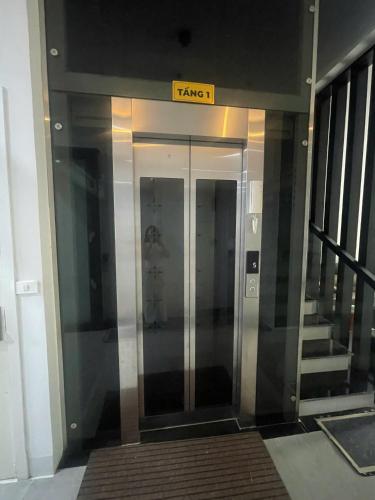 an elevator in a building with a sign on it at HC Homestay Ocean Park 23 in Cửu Cảo