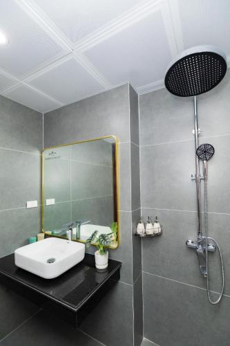 a bathroom with a sink and a mirror at Cong Hoa Homestay in Vũ Lâm