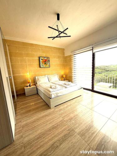 En eller flere senge i et værelse på Staytopus Highlands Rooms Gozo Pool & View