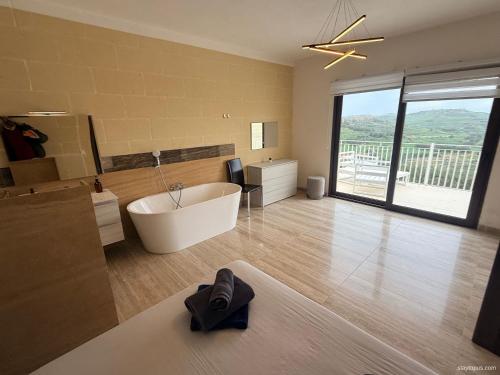 Et badeværelse på Staytopus Highlands Rooms Gozo Pool & View