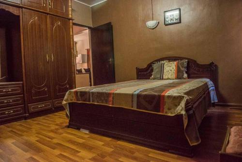 ein Schlafzimmer mit einem großen Bett und einer Kommode in der Unterkunft Maison Belle Vue in Le Morne