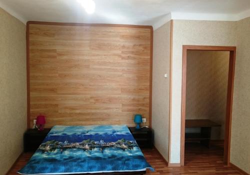 ノヴォシビルスクにあるApartamenty na Karla Marksa 13の木製の壁のドミトリールームのベッド1台分です。