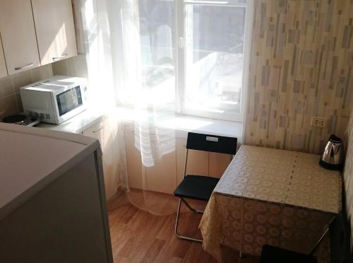 ノヴォシビルスクにあるApartamenty na Karla Marksa 13のベッドと窓が備わる小さな客室です。