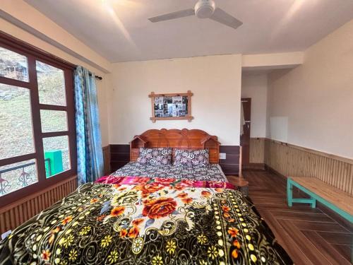 a bedroom with a bed with a colorful comforter at sanoview in Kulu