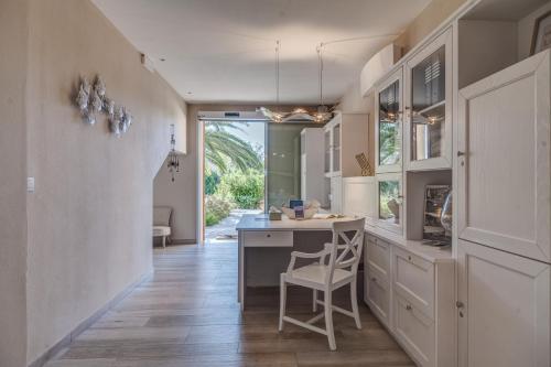 a kitchen with a desk and a chair in a room at Arli Hotel Hideaway Punta Ala - Adults Only in Punta Ala