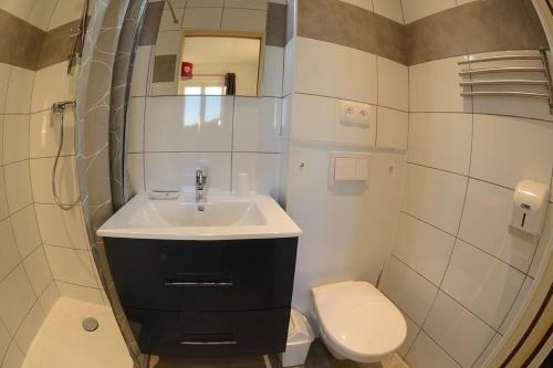 Auberge du Virage tesisinde bir banyo