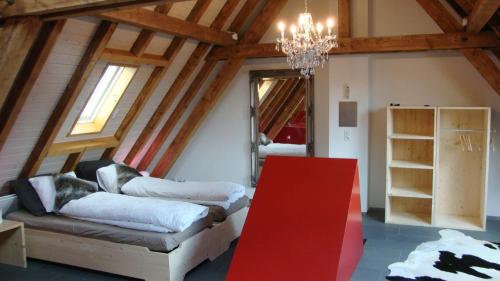 un soggiorno con divano e tavolo rosso di B&B Laupenring, Basel a Basilea