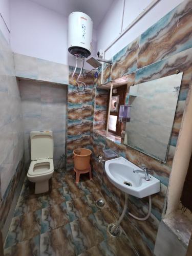 a bathroom with a toilet and a sink at Jodhpur House Mount Abu in Mount Ābu