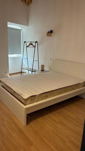 a large bed in a room with a wooden floor at casa 20 centro in Lagos