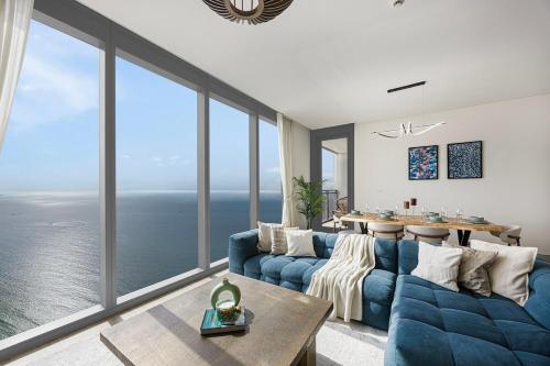 Lux 4BHK Ocean Views Great location in Marina
