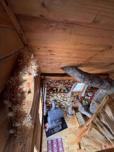 an overhead view of a room in a log cabin at Apple Tree Cabin (Friendship Land) in Şelari