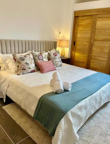 a bed with pillows on it in a bedroom at Torre meridt in Santo Domingo
