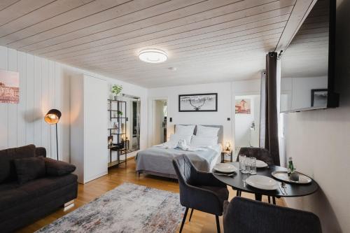 a bedroom with a bed and a table and chairs at Danube Rooms Abteistrasse - Self Checkin - kostenlos Parken direkt an der Unterkunft - Ideal für Geschäftsreisende und Städtetrips in Passau
