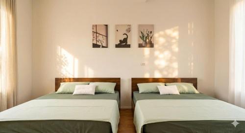 two beds sitting next to each other in a room at La Pausa Homestay in Kỳ Vĩ