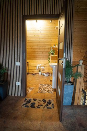 a hallway with a door open to a bathroom at Lake House Villa pas Eugenija in Migiškiai