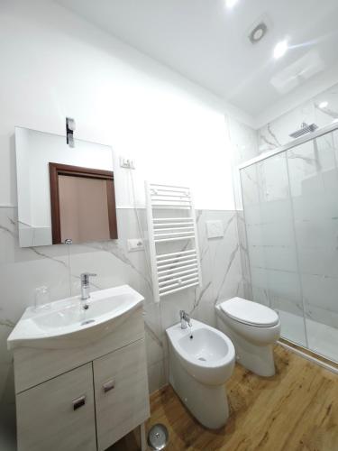ein weißes Badezimmer mit Toilette und Waschbecken in der Unterkunft Bed&Harmony in Colleferro
