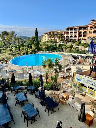 Classé Premium CAP ESTÉREL FH007 jardin privatif clos Terrasse vue mer Piscine chauffée Climatisation Parking