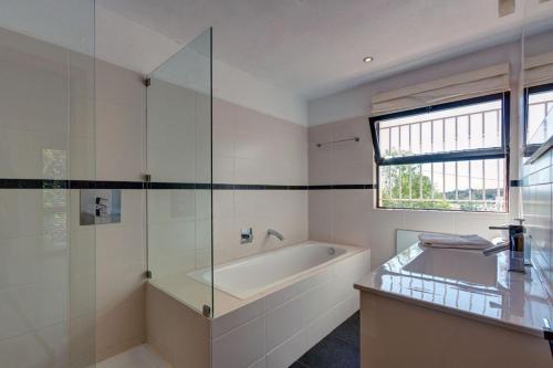 a white bathroom with a tub and a sink at Casa Fole in Boliqueime