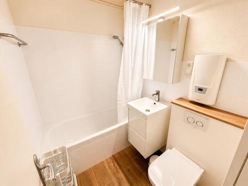 a small bathroom with a toilet and a sink at Meerblick in der Meerzeitliebe Fehmarn in Fehmarn