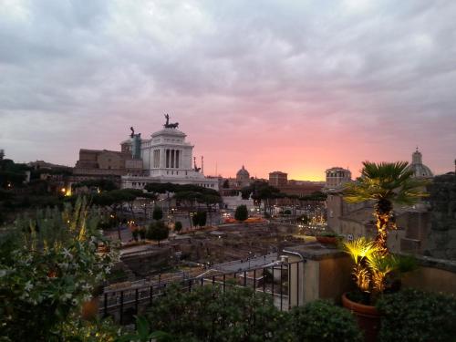 vista para a cidade ao pôr-do-sol em Residenza Maritti Decò Style em Roma