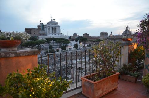 uma vista para a cidade a partir de uma varanda em Residenza Maritti Decò Style em Roma