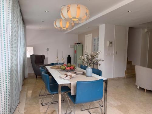 Estrella del Mar - 3-Bedroom House for 6 with Pool, BBQ, Two Terraces and Sea Views
