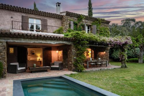 a house with a swimming pool in the yard at Domaine Les Mésanges in Saint-Tropez