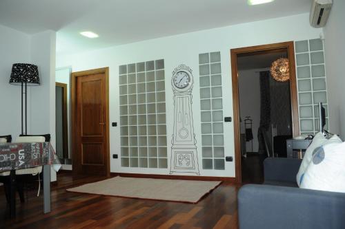 sala de estar con reloj en la pared en Apartment Oltremarestudios, en Nápoles