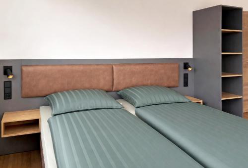 ein Schlafzimmer mit einem Bett und zwei Kissen in der Unterkunft Kleiner Wolf in Wachau