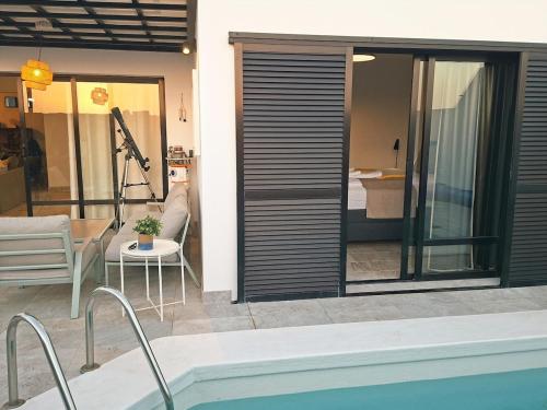 Villa Oasis with heated pool, jacuzzi, and comfort