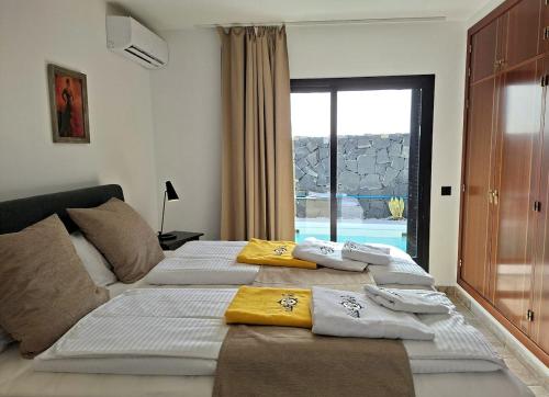 Villa Oasis with heated pool, jacuzzi, and comfort