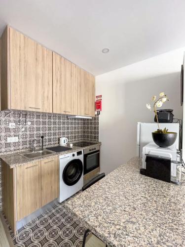 Brito Capelo Studio with Balcony - 2 Guests