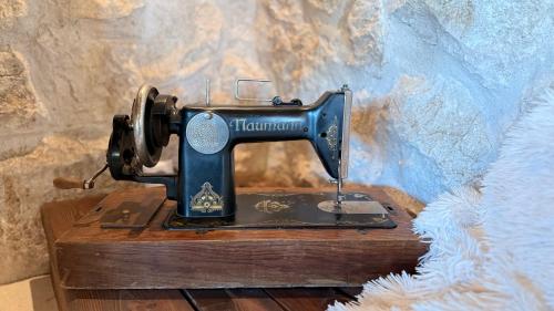 an old sewing machine sitting on a wooden table at Villa Di Mare in Mesimvría