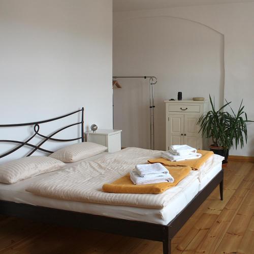 a bedroom with a bed with towels on it at Domblick an der Freiheit in Meißen