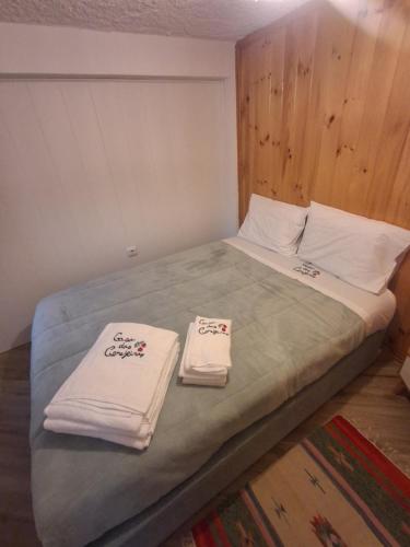 a bedroom with a bed with towels on it at Casa das Cerejeiras in Pomares