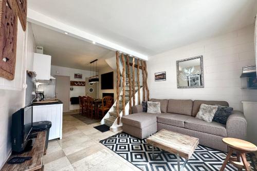 a living room with a couch and a table at Retraite cosy aux portes de la Baie de Somme in Abbeville