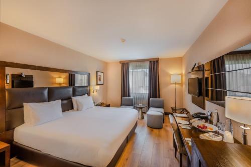 Midtown Hotel — Photo of the whole room