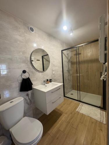 ein Badezimmer mit Toilette, Waschbecken und Dusche in der Unterkunft AGRO-CHATKA in Myszyniec