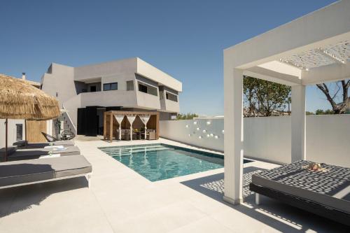 Moon Boutique Hotel - Ultra Luxury Suites with Pool, Perfect for Fun and Relaxation By Villa Mana Gers